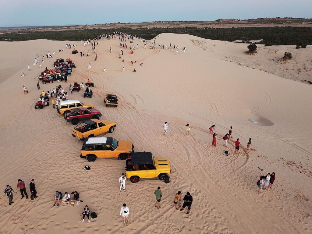 Hấp dẫn hai đồi cát đổi màu ở Bình Thuận
