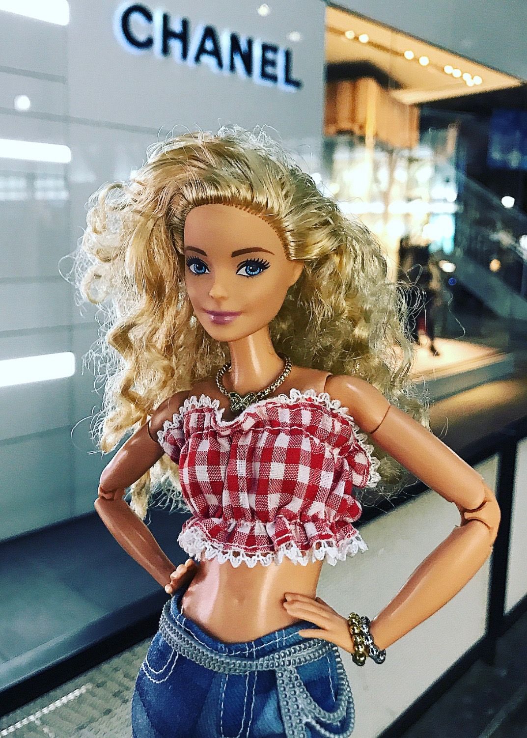 Một số nhà thiết kế nổi tiếng đã từng thiết kế quần áo cho Barbie